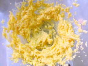 再加入第二个蛋黄打发均匀，至黄油蓬松