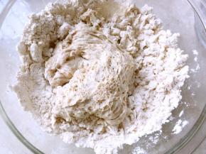 加入发酵好的酵头，一起揉成面团