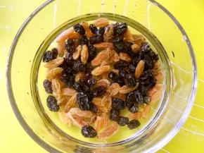 葡萄干用水洗干净，泡软吸干水份备用