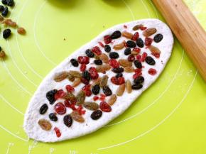 之后用擀面杖压一下果干