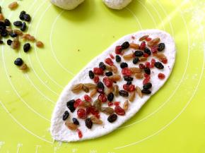 铺上葡萄干跟蔓越梅干