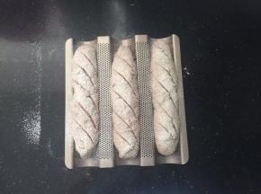 发酵至1.5倍大，筛上一层薄薄的高筋面粉，用锋利的刀子割出花纹。