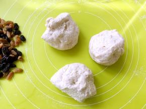 将面团分成3等份，排气