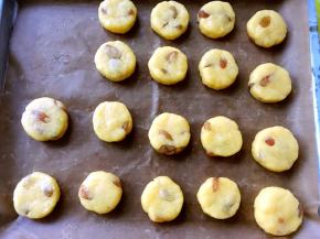 分成均匀的18等份，用手捏成圆球压扁