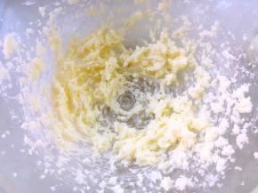 黄油软化加糖粉砂糖搅拌均匀打发