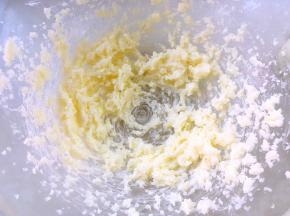 黄油软化加糖粉砂糖搅拌均匀打发