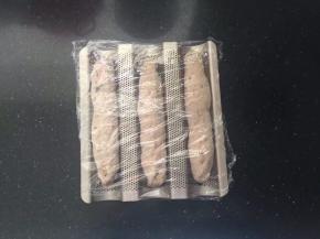 稍微拉长一下放入模具中盖上保鲜膜进行第二次发酵。