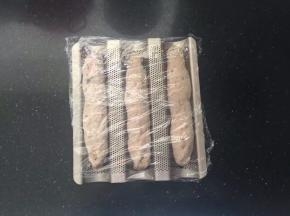 稍微拉长一下放入模具中盖上保鲜膜进行第二次发酵。