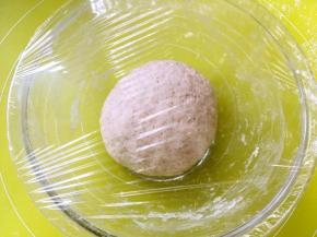 将松弛好的面团揉均匀，盖保鲜膜发酵至两倍大