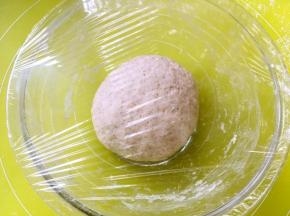 将松弛好的面团揉均匀，盖保鲜膜发酵至两倍大