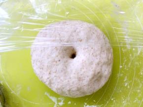 发酵好的面团，手指沾点干粉插下去有个圆圆的洞，不回弹即可