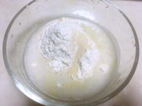 提前一晚做酵头，将酵头全部材料倒入保鲜碗内