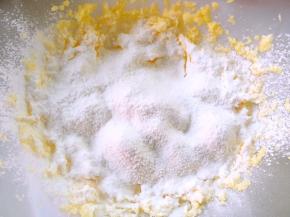 加入一小撮盐，过筛低筋面粉，搅拌均匀