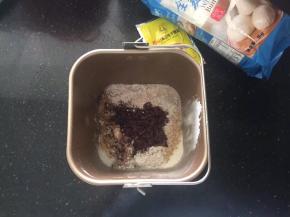 除了葡萄干以外的所有材料倒入面包机里，启动一个揉面程序，大约28分钟。