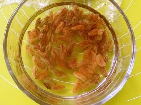 葡萄干用冷水泡软，滤干水份备用