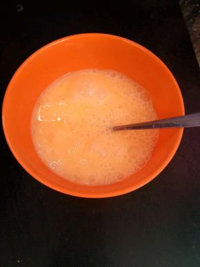 把鸡蛋打入碗中，加入清水，料酒打匀(加清水和料酒的作用是去腥和嫩)