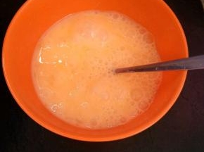 把鸡蛋打入碗中，加入清水，料酒打匀(加清水和料酒的作用是去腥和嫩)