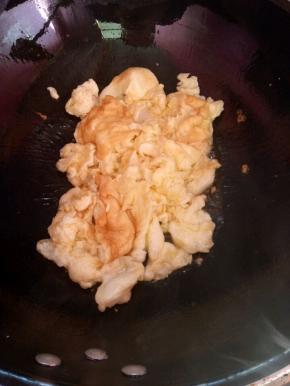 热锅热油，下蛋液炒至成型，盛出备用。