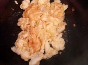 热锅热油，下蛋液炒至成型，盛出备用。