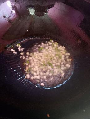 热锅凉油，下葱白小火煸香。