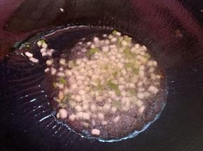热锅凉油，下葱白小火煸香。