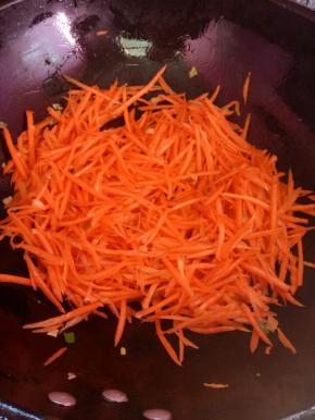下胡萝卜丝炒至微微变软