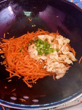 再加入盐，炒好的鸡蛋和葱叶，翻炒均匀即可