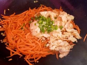 再加入盐，炒好的鸡蛋和葱叶，翻炒均匀即可