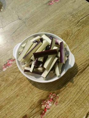 把茄子切成条