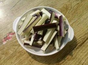 把茄子切成条