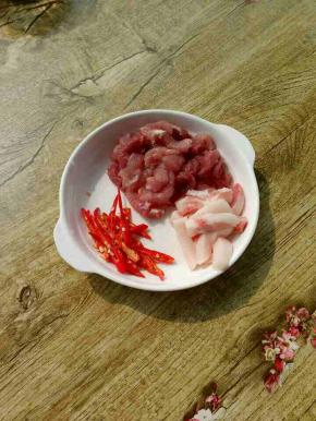 小米椒跟肉切一下