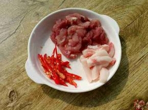 小米椒跟肉切一下