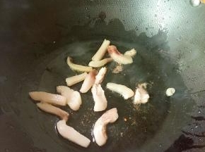 留底油，下肥肉煸出油脂。