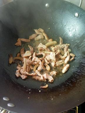 下瘦肉，煸至微黄，烹入料酒。