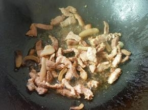 下瘦肉，煸至微黄，烹入料酒。