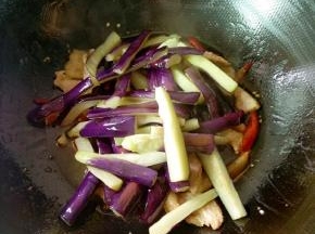 下小米椒、茄子。