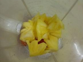 放入菠萝