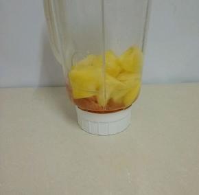 再加入没过食材一半的清水，打匀。