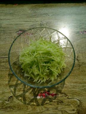 莴笋擦丝，放入碗中。加入盐拌匀，腌制十分钟(腌出的汁水不要)