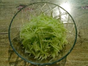 莴笋擦丝，放入碗中。加入盐拌匀，腌制十分钟(腌出的汁水不要)