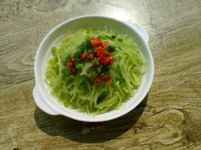 再放上小米椒和葱叶
