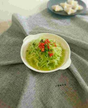 淋在小米椒和葱叶上即可。