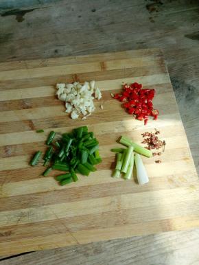 把葱、蒜、小米椒切下。