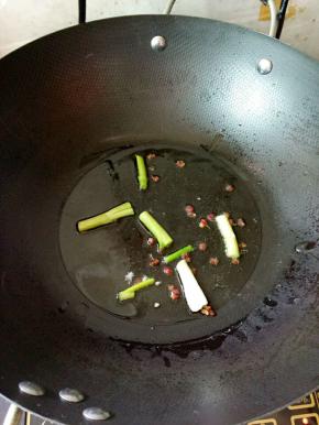 热锅凉油，下花椒、葱白煸出香味(捞出花椒不用)
