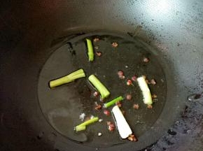 热锅凉油，下花椒、葱白煸出香味(捞出花椒不用)