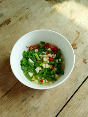 淋在装有葱叶、蒜子、小米椒上。