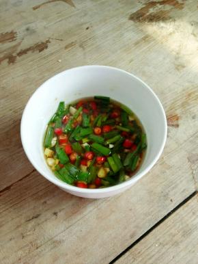 再加入盐、生抽、醋、香油拌匀，做汁备用。