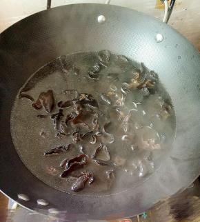 把泡发的木耳放已开的水中，焯水一分钟。
