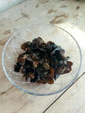 过凉开水，沥水。