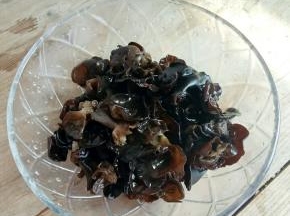 过凉开水，沥水。
